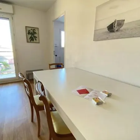 Beautiful For 4 With Balcony דירה נאנט